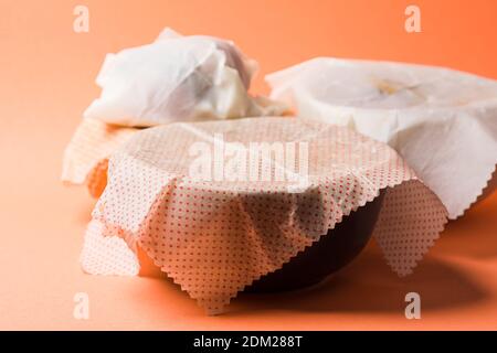 Ciotola con il cibo coperto da un panno di cera Foto Stock