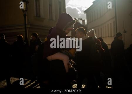 Editoriale – 15 dicembre Praga, Repubblica Ceca. 01-11-2020. I turisti camminano sul Ponte Carlo sulla città storica. Padre che prende il suo bambino Foto Stock