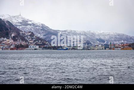 Crociera lungo Byfjorden vicino a Bergen in Norvegia Foto Stock