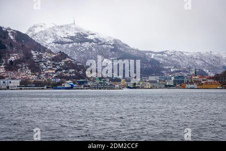 Crociera lungo Byfjorden vicino a Bergen in Norvegia Foto Stock