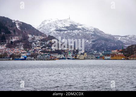 Crociera lungo Byfjorden vicino a Bergen in Norvegia Foto Stock