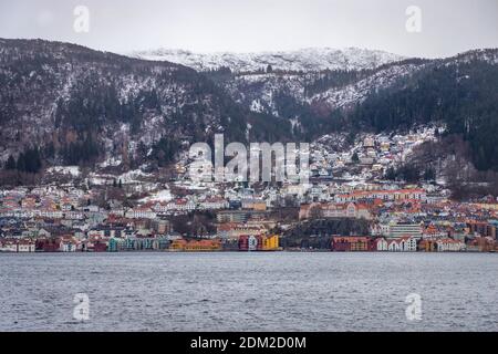 Crociera lungo Byfjorden vicino a Bergen in Norvegia Foto Stock