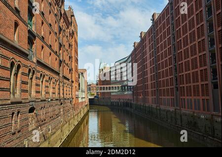 AMBURGO, GERMANIA - 25 LUGLIO 2019: Speicherstadt di Amburgo. Edifici in mattoni rossi Foto Stock