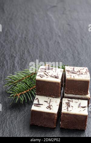 Brownie al cioccolato con spionata di cioccolato su pietra nera sfondo Foto Stock