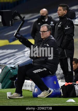 Marcelo Bielsa (a sinistra), manager della Leeds United, e il primo allenatore della squadra Diego Flores si affacciano durante la partita della Premier League a Elland Road, Leeds. Foto Stock