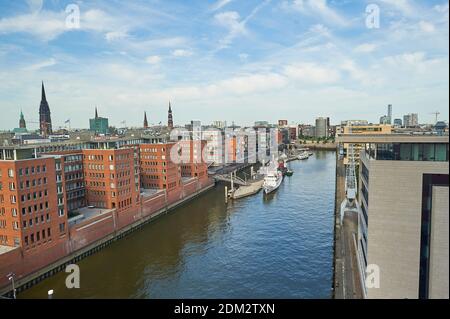 AMBURGO, GERMANIA - 25 LUGLIO 2019: Via Amburgo splendida vista del quartiere dei magazzini di Amburgo e del quartiere di Hafencity Foto Stock