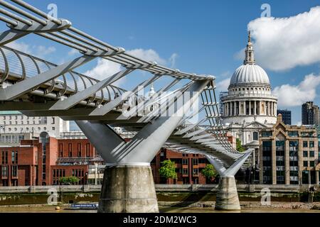 St. Paul's Cathedral e Millennium Bridge, Londra, Inghilterra, Regno Unito Foto Stock