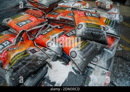 Southampton, Pennsylvania, Regno Unito. 16 dicembre 2020. Il sale di roccia attende l'acquisto in preparazione di una grande tempesta di neve nel Nord-est Mercoledì 16 dicembre 2020 ad Ace hardware in Upper Southampton, Pennsylvania. Credit: William Thomas Cain/Alamy Live News Foto Stock