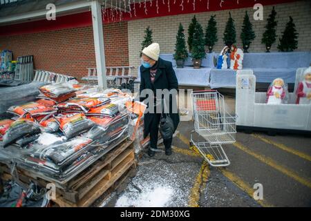 Southampton, Pennsylvania, Regno Unito. 16 dicembre 2020. Un cliente che si è rifiutato di identificarsi trasporta una pala in preparazione di una grande tempesta di neve nel nord-est mercoledì 16 dicembre 2020 ad Ace hardware nell'Upper Southampton, Pennsylvania. Credit: William Thomas Cain/Alamy Live News Foto Stock