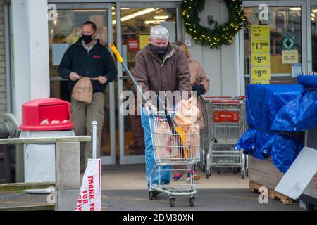 Southampton, Pennsylvania, Regno Unito. 16 dicembre 2020. Joe Spadaro di Warminster esce dopo aver acquistato una pala in preparazione di una grande tempesta di neve nel Nord-est Mercoledì, 16 dicembre 2020 ad Ace hardware in Upper Southampton, Pennsylvania. Credit: William Thomas Cain/Alamy Live News Foto Stock