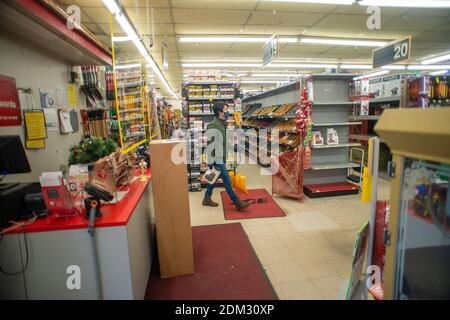 Southampton, Pennsylvania, Regno Unito. 16 dicembre 2020. Un cliente che ha rifiutato di identificarsi trasporta una pala in preparazione di una grande tempesta di neve nel nord-est Mercoledì 16 dicembre 2020 ad Ace hardware in Upper Southampton, Pennsylvania. Credit: William Thomas Cain/Alamy Live News Foto Stock