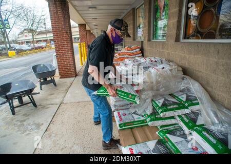 Bill Brennen aiuta i clienti con sale da roccia in preparazione di una grande tempesta di neve nel Nord-est Mercoledì, 16 dicembre 2020 a True Value a Richboro, Pennsylvania. Credit: William Thomas Cain/Alamy Live News Foto Stock