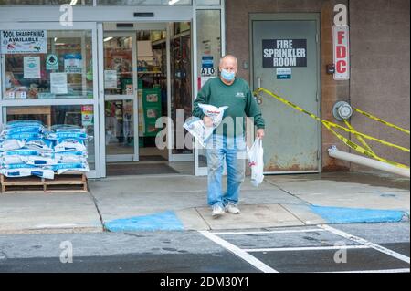 Southampton, Pennsylvania, Regno Unito. 16 dicembre 2020. Jim Long di Churchville trasporta il sale di roccia in preparazione ad una tempesta di neve importante nel nord-est Mercoledì, 16 dicembre 2020 a valore allineare a Richboro, Pennsylvania. Credit: William Thomas Cain/Alamy Live News Foto Stock