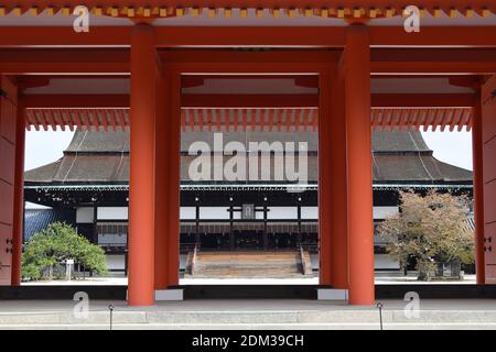 Shishinden Sala principale del Palazzo Imperiale di Kyoto dietro la porta di Jomeimon. Iscrizione: 紫宸殿 'Shishinden' Foto Stock