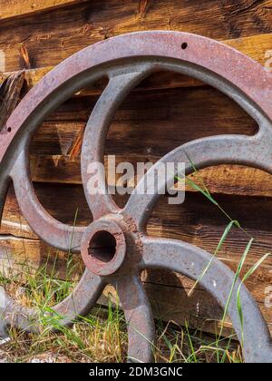 Vecchia ruota di ferro, sito storico nazionale di Swett Ranch, area ricreativa nazionale di Flaming Gorge vicino a Dutch John, Utah. Foto Stock