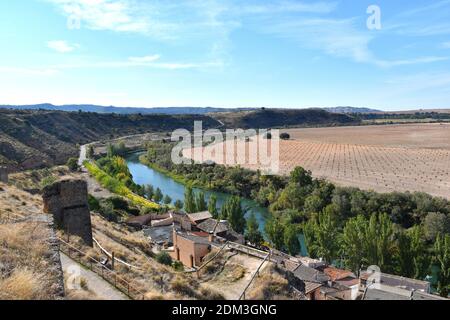 Vista dal castello di Zorita de los Canes, il suo villaggio, il fiume Tago e campi coltivati e pistacchio. Foto Stock