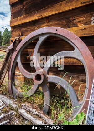 Vecchia ruota di ferro, sito storico nazionale di Swett Ranch, area ricreativa nazionale di Flaming Gorge vicino a Dutch John, Utah. Foto Stock