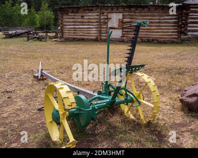 Attrezzature agricole Old John Deere, Swett Ranch National Historic Site, Flaming Gorge National Recreation Area vicino a Dutch John, Utah. Foto Stock