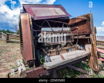 Il vecchio motore di Hudson era usato per alimentare il ronzio SAW, il sito storico nazionale di Swett Ranch, l'area ricreativa nazionale di Flaming Gorge vicino a Dutch John, Utah. Foto Stock