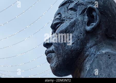 La statua di Nelson Mandela al Southbank Center di Ivan Walters il 9 dicembre a Londra Sud nel Regno Unito. Foto di Sam Mellish Foto Stock