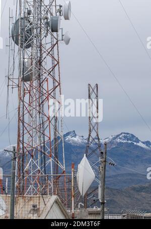 Antenne di comunicazione sulla cresta delle Ande sopra Papallacta in Ecuador. Foto Stock