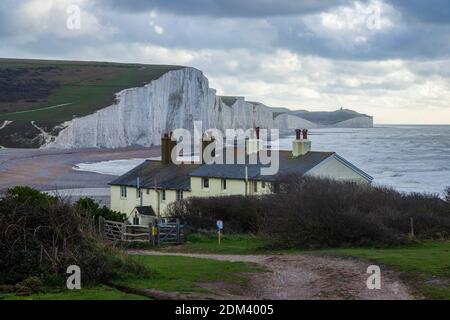 Case di guardia costiera vicino a Cuckmere Haven con le scogliere icona Delle sette Sorelle del Sussex orientale del sud-est dell'Inghilterra Foto Stock