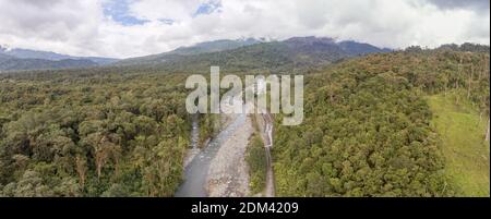 Vista aerea del Rio Cosanga che guarda verso le Ande circondate da foresta pluviale montana. Sulle pendici amazzoniche delle Ande in Ecuador. Foto Stock