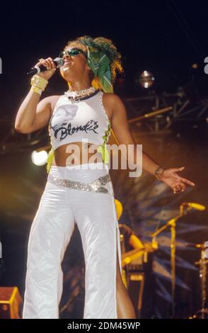 Kelis si esibisce al Glastonbury Festival 2000, Somerset, Inghilterra, Regno Unito. Foto Stock