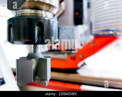 Vista generale di una macchina CNC che taglia un pannello di polietilene in uno stabilimento di produzione di materie plastiche. Foto Stock