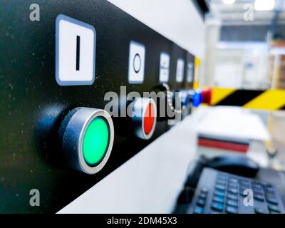 Vista generale di una macchina CNC che taglia un pannello di polietilene in uno stabilimento di produzione di materie plastiche. Foto Stock