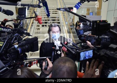 Maitre Bouchard parla alla stampa presso il tribunale di Parigi, a Parigi, in Francia, il 16 dicembre 2020, dopo l'audizione di condanna nel processo di 14 persone sospettate di essere complici delle uccisioni jihadiste di Charlie Hebdo e Hyper Cacher. Un tribunale francese il 16 dicembre 2020, ha incarcerato per 30 anni il principale accusato presente per il processo sulle 2015 uccisioni presso la rivista Charlie Hebdo uffici e un supermercato ebraico, fermandosi a breve della durata di vita richiesta dall'accusa. Ali Riza Polat è stato condannato per complicità dalla corte, che ha anche dato una pena di 30 anni di prigione in contentia a. Foto Stock