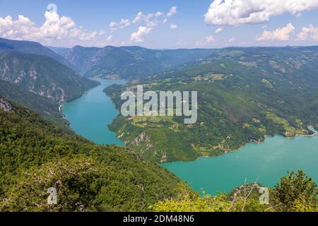 Tara National Park, vista aerea Serbia. Splendido paesaggio del canyon del fiume Drina e del lago Perucac. Foto Stock