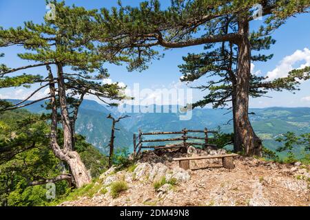 Punto di osservazione di Banjska stena nel Parco Nazionale di Tara, Serbia. Splendido paesaggio del canyon del fiume Drina e del lago Perucac. Foto Stock