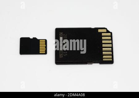 Una scheda micro SD e il relativo adattatore mostrano la parte inferiore lato e contatti Foto Stock