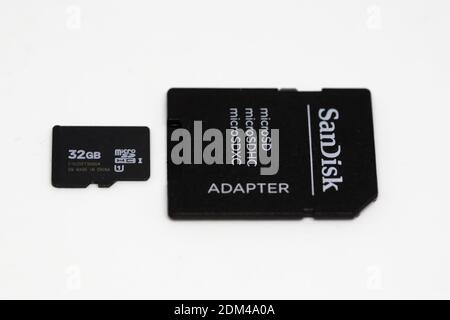 Una scheda micro SD e il relativo adattatore che ne mostrano la parte superiore lati Foto Stock