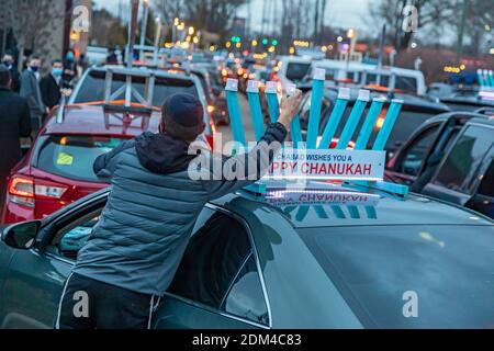 Southfield, Michigan - le automobili si allineano per una sfilata di Menorah della parte superiore dell'automobile sulla quarta notte di Chanukah. Foto Stock