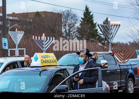 Southfield, Michigan - le automobili si allineano per una sfilata di Menorah della parte superiore dell'automobile sulla quarta notte di Chanukah. Foto Stock