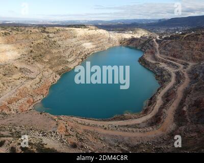 Vista aerea sul lago Smeraldo in una cava allagata. Lago verde smeraldo nella miniera di opencast allagata. Lago ovale in cratere industriale minerario, miniera acida Foto Stock