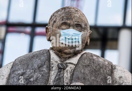 Monaco, Baviera, Germania. 16 Dic 2020. Una statua a Monaco, Germania ''indossa' una maschera. La Germania è recentemente entrata in una fase di restrizione più stretta a causa delle restrizioni più leggere che sono inefficaci. Credit: Sachelle Babbar/ZUMA Wire/Alamy Live News Foto Stock