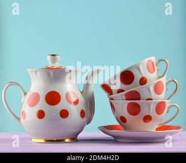 Splendido classico tè inglese e tazze da caffè formando una torre isolata  su sfondo bianco Foto stock - Alamy