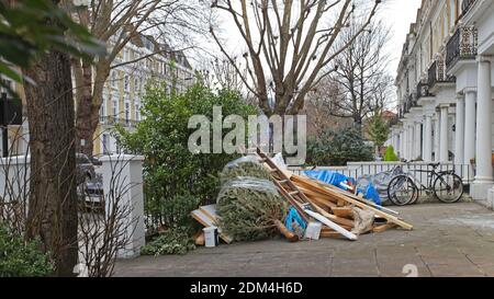 Respinto rifiuti nel cortile anteriore in attesa per la procedura di Garbage Collection Foto Stock