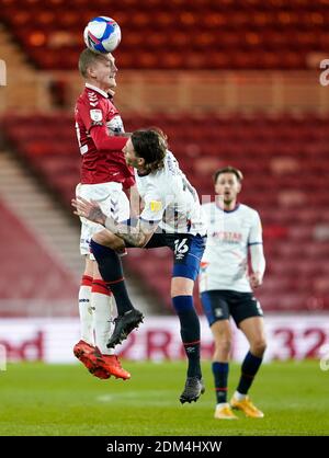 George Saville di Middlesbrough (a sinistra) e Glen Rea di Luton Town combattono per la palla durante la partita del campionato Sky Bet allo stadio Riverside di Middlesbrough. Foto Stock