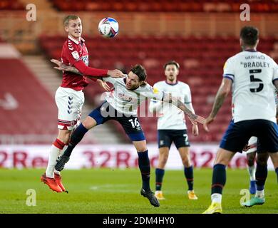 George Saville di Middlesbrough (a sinistra) e Glen Rea di Luton Town combattono per la palla durante la partita del campionato Sky Bet allo stadio Riverside di Middlesbrough. Foto Stock