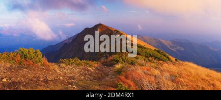 Panorama delle montagne con sentiero. Paesaggio autunnale al mattino. Carpazi, Ucraina, Europa Foto Stock