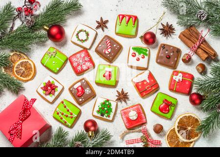 Biscotti natalizi con pan di zenzero e decorazioni natalizie. Foto Stock