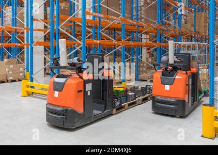 Due camion commissionatori nel magazzino di distribuzione Foto Stock