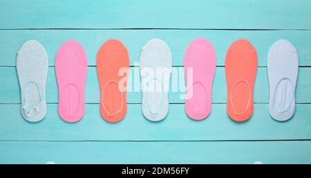 Calze colorate su sfondo di legno blu, vista dall'alto Foto Stock