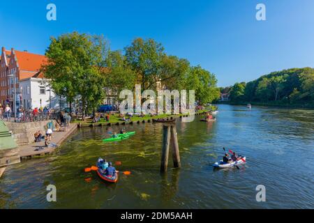 An der Obertrave, una strada popolare lungo il fiume trave, Città anseatica di Lübeck, Patrimonio dell'Umanità dell'UNESCO, Schleswig-Holstein, Germania del Nord, Europa Foto Stock