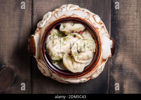 Pelmeni cucina nazionale russa. Gnocchi russi bolliti in pentola. Messa a fuoco selettiva. Profondità di campo poco profonda. Foto Stock