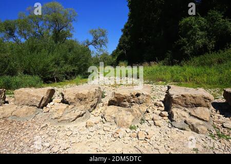 Tra Immendingen e Möhringen e nei pressi di Fridingen, l'acqua del Danubio occasionalmente si infiltra completamente nel letto del fiume Foto Stock